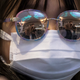 Una mujer con mascarilla y gafas de sol en el aeropuerto de Haneda, en Tokio.